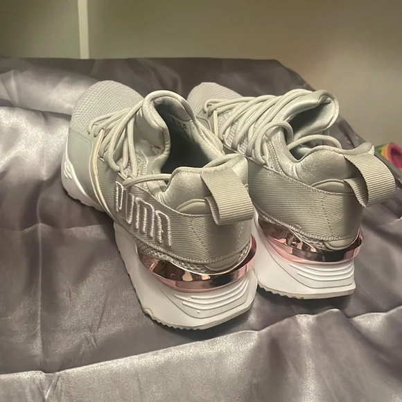 Grey and rose gold Women’s Pumas size 7.5 - Picture 3 of 5
